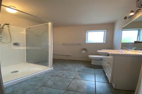 Photo of property in 2/96 Sunset Road, Unsworth Heights, Auckland, 0632