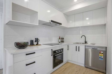 Photo of property in 56 Walworth Avenue, Pakuranga Heights, Auckland, 2010