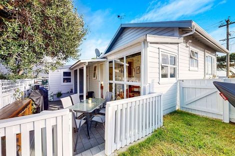 Photo of property in 96 Marine Parade, Paraparaumu Beach, Paraparaumu, 5032