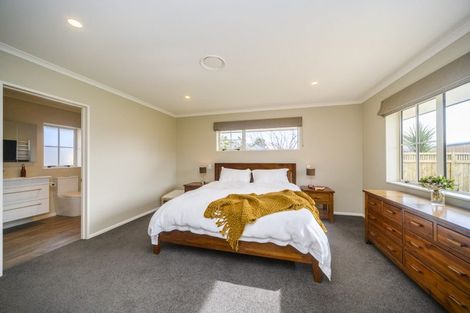 Photo of property in 5 Sycamore Crescent, Fitzherbert, Palmerston North, 4410