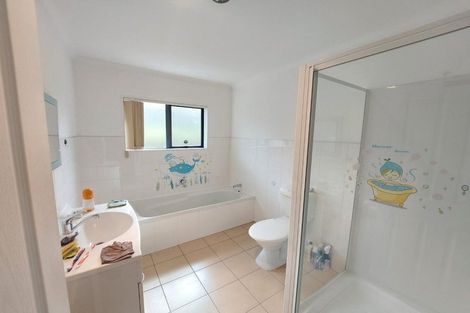 Photo of property in 27 Gordon Stanley Drive, Massey, Auckland, 0614