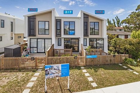 Photo of property in 2/7 Cedar Heights Avenue, Massey, Auckland, 0614