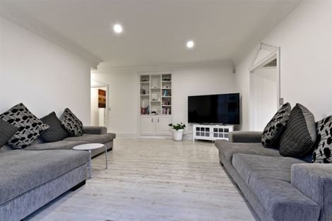 Photo of property in 18 Mansion Court, West Harbour, Auckland, 0618