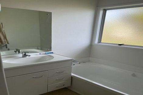 Photo of property in 2/23 Santiago Crescent, Unsworth Heights, Auckland, 0632