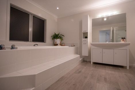 Photo of property in 100 Ruapehu Drive, Fitzherbert, Palmerston North, 4410