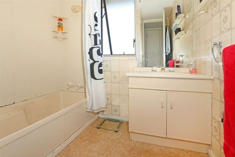 Photo of property in 1 Marlene Avenue, Te Atatu South, Auckland, 0610