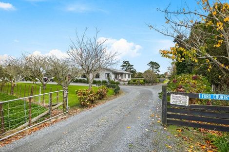 Photo of property in 124 Boord Crescent, Kumeu, 0891