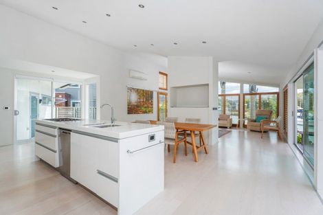 Photo of property in 18 Hei Esplanade, Whitianga, 3510