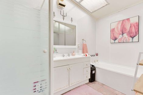 Photo of property in 10 Clendon Place, Manurewa, Auckland, 2102