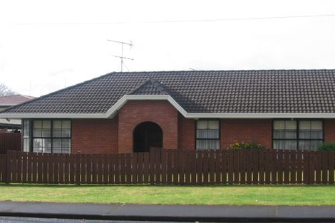 Photo of property in 2/18 Ray Small Drive, Papakura, 2110