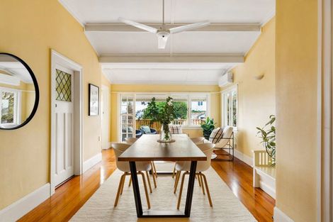 Photo of property in 2 Roslyn Road, Bluff Hill, Napier, 4110