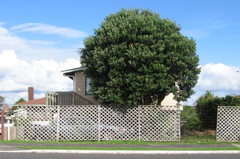 Photo of property in 28 Gloria Avenue, Te Atatu Peninsula, Auckland, 0610