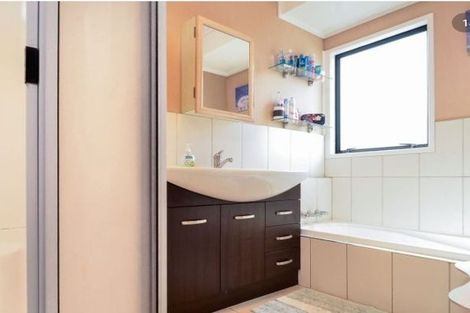 Photo of property in 81 Pupuke Road, Northcote, Auckland, 0627