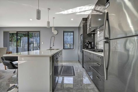 Photo of property in 2 Frederick Place, Whalers Gate, New Plymouth, 4310