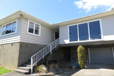 Photo of property in 16 Omega Street, Newlands, Wellington, 6037