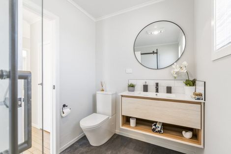 Photo of property in 48 Longburn Road, Henderson, Auckland, 0610