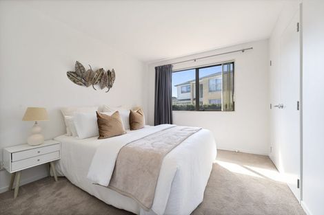 Photo of property in 33 South Kensington Way, Henderson, Auckland, 0612