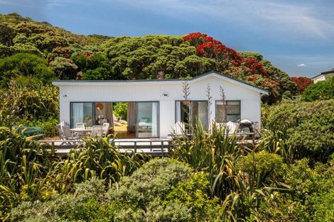 Photo of property in 20 Garden Road, Piha, New Lynn, 0772