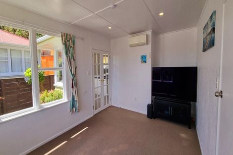 Photo of property in 4 Beverley Grove, Paparangi, Wellington, 6037