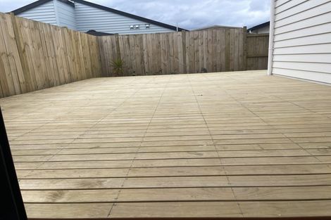 Photo of property in 17 Cronshaw Road, Karaka, 2113