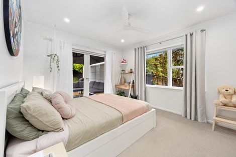 Photo of property in 70 Selwyn Crescent, Forrest Hill, Auckland, 0620