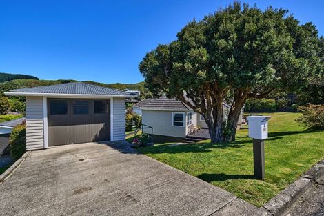 Photo of property in 2 Kereru Bend, Tawa, Wellington, 5028