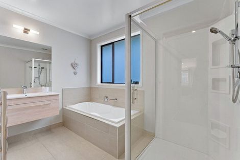 Photo of property in 230 Harbourside Drive, Karaka, Papakura, 2113
