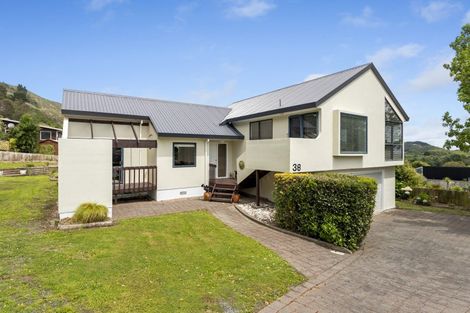 Photo of property in 38 Kakariki Grove, Waikanae, 5036