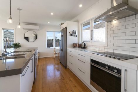 Photo of property in 4 Glenford Lane, Te Atatu Peninsula, Auckland, 0610