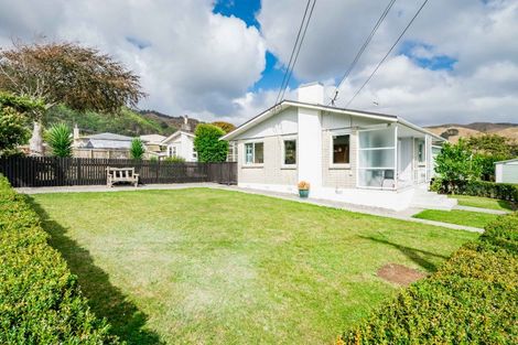 Photo of property in 6 Utauta Street, Waikanae, 5036
