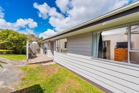 Photo of property in 21 Donovan Avenue, Massey, Auckland, 0614