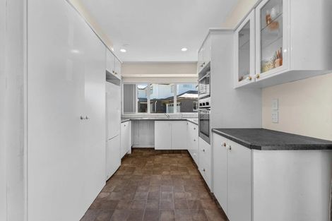 Photo of property in 6 Glenvil Lane, Te Atatu Peninsula, Auckland, 0610