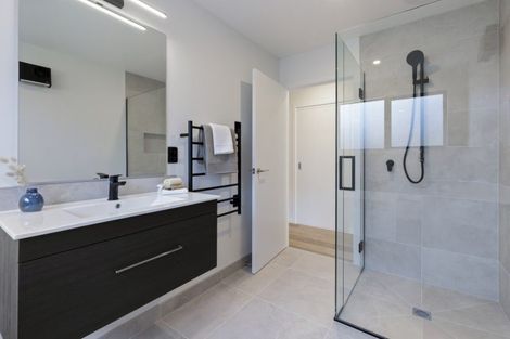 Photo of property in 32 Shelduck Road, Jacks Point, 9371