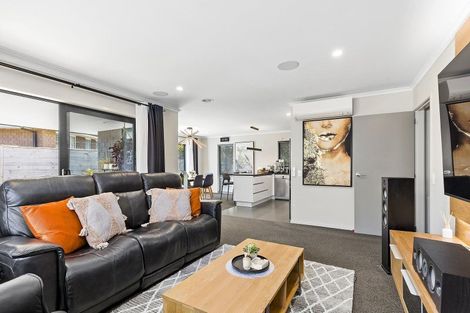 Photo of property in 14 Mooring Close, Whitby, Porirua, 5024