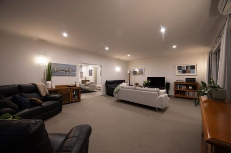 Photo of property in 100 Ruapehu Drive, Fitzherbert, Palmerston North, 4410