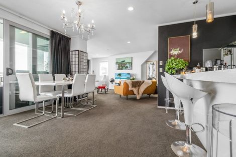 Photo of property in 72 Devonport Road, Tauranga, 3110