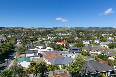 Photo of property in 15 Romney Square, Tawa, Wellington, 5028