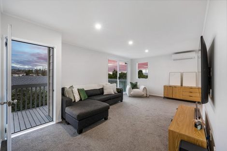Photo of property in 24 Halloran Place, Massey, Auckland, 0614