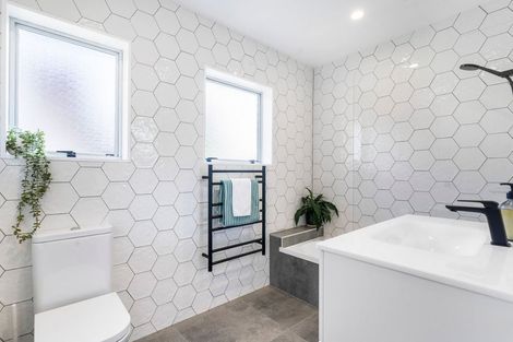 Photo of property in 2/25 Ciprian Place, Henderson, Auckland, 0612