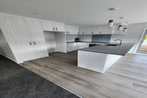 Photo of property in 17 Rewarewa Way, Timberlea, Upper Hutt, 5018