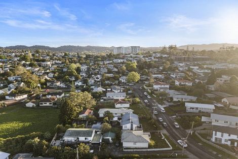 Photo of property in 22 Sarona Avenue, Glen Eden, Auckland, 0602