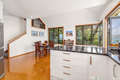 Photo of property in 20 Napier Street, Karaka Bays, Wellington, 6022