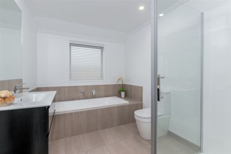 Photo of property in 19 Papa Orchard Drive, Kumeu, 0810