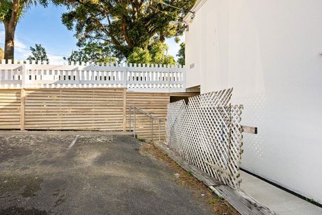 Photo of property in 2/18 Agra Crescent, Khandallah, Wellington, 6035
