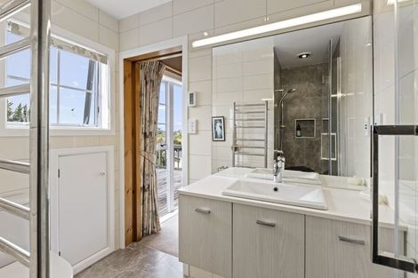 Photo of property in 30 Deuxberry Avenue, Northcote, Auckland, 0627