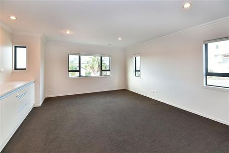 Photo of property in 16 Fernhill Way, Oteha, Auckland, 0632