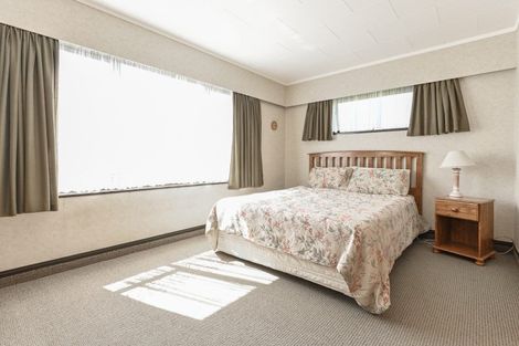Photo of property in 15 Deakin Place, Clive, 4102