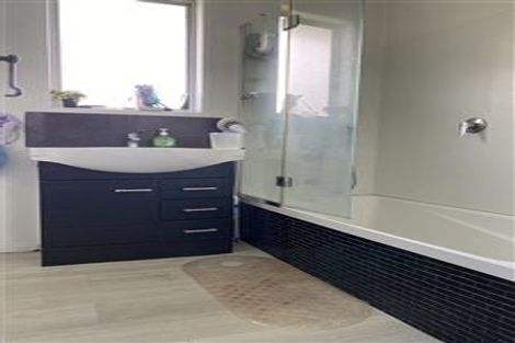 Photo of property in 16 Temuri Place, Glendene, Auckland, 0602