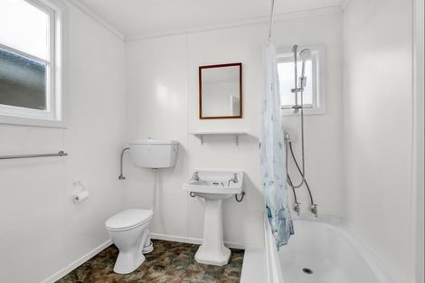 Photo of property in 80 Railway Street, Eltham, 4322