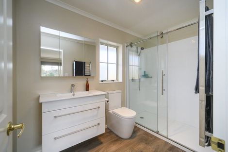 Photo of property in 5 Sycamore Crescent, Fitzherbert, Palmerston North, 4410